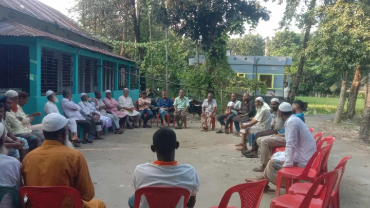 আটপাড়া উপজেলার বানিয়াজান গ্রামের বিএনপির নেতৃবৃন্দ ঐক্যবদ্ধ ছবি: বিএমএফ টেলিভিশন।