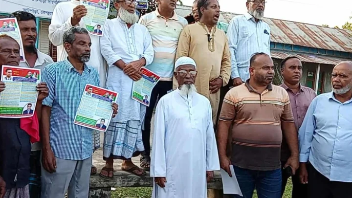 ৩১ দফা বাস্তবায়নের দাবিতে আটপাড়ায় লিফলেট বিতরণ ছবি: বিএমএফ টেলিভিশন।