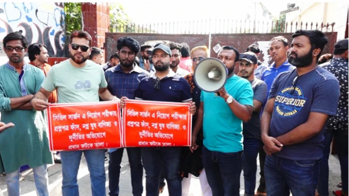 কুষ্টিয়া প্রশ্নপত্র ফাঁসের অভিযোগে সিভিল সার্জন কার্যালয়ে তালা, প্রবেশ পত্র ছিড়ে শিক্ষার্থীদের প্রতিবাদ ছবি: বিএমএফ টেলিভিশন।