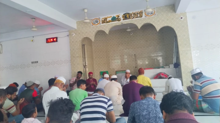 অসুস্থ স্ত্রীর জন্য দোয়া চাইলেন সাতক্ষীরা জেলা স্বেচ্ছাসেবক দলের সদস্য সচিব শেখ শরিফুজ্জামান সজিব ছবি: বিএমএফ টেলিভিশন।