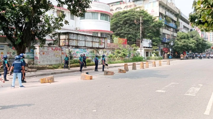 আইডিয়াল কলেজ শিক্ষার্থীদের সঙ্গে পুলিশের সংঘর্ষ, সাউন্ড গ্রেনেড নিক্ষেপ ছবি: সংগৃহীত।