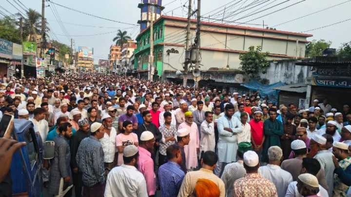 সর্বস্তরের মানুষের শ্রদ্ধা ও ভালবাসায় সিক্ত হয়ে চিরনিদ্রায় শায়িত হলেন গোলাম রসুল ছবি: বিএমএফ টেলিভিশন।