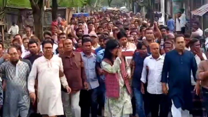 মেহেরপুরে কুলবাড়িয়া বাজারে বিএনপির সাবেক এমপি মাসুদ অরুন এর গণসংযোগ অনুষ্ঠিত ছবি: বিএমএফ টেলিভিশন।