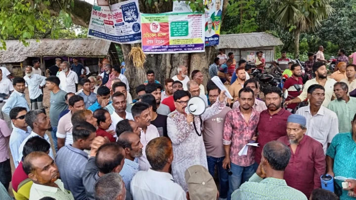 মেহেরপুরে ইছাখালী গ্রামে জেলা বিএনপির  গণসংযোগ ও লিফলেট বিতরণ ছবি: বিএমএফ টেলিভিশন।