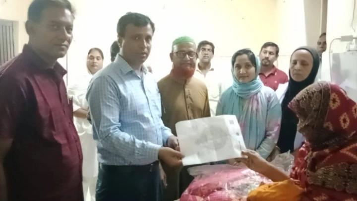 নবজাতকের জন্ম নিবন্ধন সনদ তুলে দেন মেহেরপুর সদর উপজেলার নির্বাহী অফিসার খায়রুল ইসলাম ছবি: বিএমএফ টেলিভিশন।